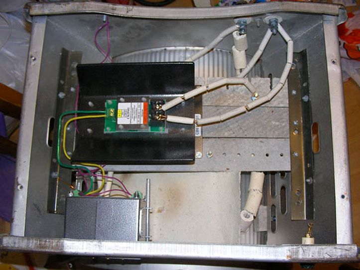 Фотография системы управления муфельной печью, расположенной в компактном системном блоке компьютера