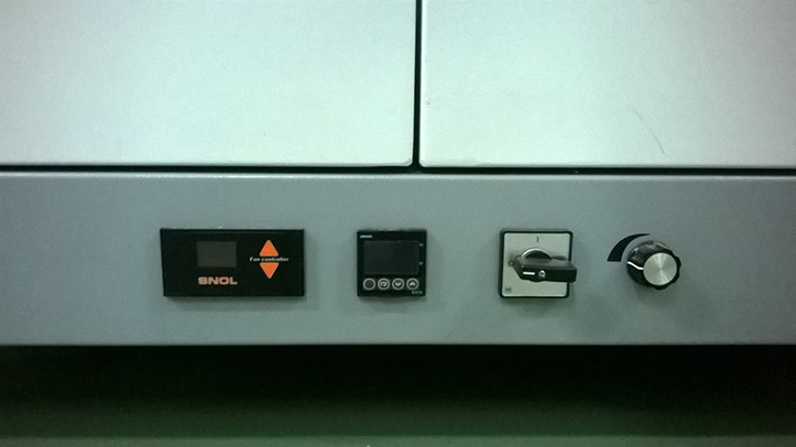 Фото электронного терморегулятора сушильного шкафа SNOL