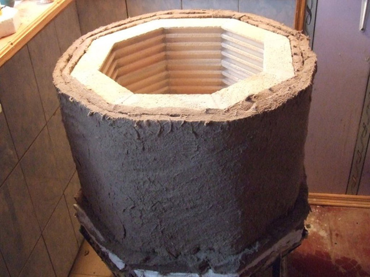 Фотография печи для обжига с вертикальной загрузкой из кирпича с толстым слоем изоляции