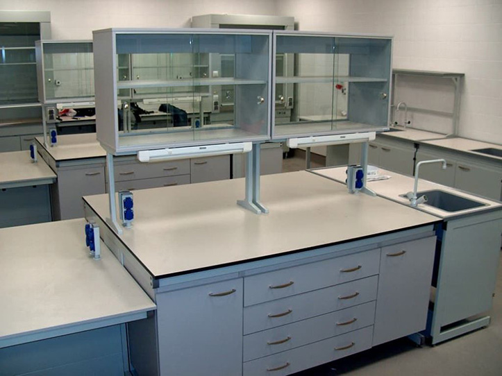 изображение нескольких разновидностей столов для лабораторий – с мойками, пристенных, островных